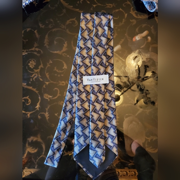 Van Heusen tie - Picture 2 of 3